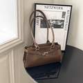Schicke braune rechteckige Schultertasche mit Metallschnalle und glänzendem Finish - Khaki