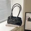 Borsa a tracolla rettangolare in pelle nera con dettaglio decorativo a cintura chic - Nero