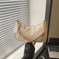 Beige gewebte Crescent Hobo Bag mit goldener Kette und elegantem metallischem Detail - Weiß