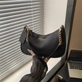 Schicke schwarze Hobo-Tasche mit Webstruktur und Goldkette für den täglichen Gebrauch - Schwarz