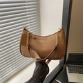 Braune gewebte Hobo-Schultertasche mit Halbmond-Design und eleganter Goldkette - Braun