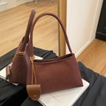 Dunkelweinrote Hobo-Tasche aus Cord mit Schultergurt und Anhänger aus Leder-Schlüsseltasche - Kaffee