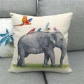 Detailstruktur des Leinen-Kissenbezugs mit künstlerischem Elefanten- und Vogel-Druck - Elefant und Bunte Vögel (7)