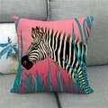 Detailstruktur des Leinen-Kissenbezugs mit Zebra-Print auf einem modernen Sofa - Rosa Hintergrund Bunte Zebra (10)