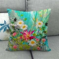 Detail der digitalen Blumendruck-Struktur auf blauem Leinenkissenbezug auf einem grauen Sofa - Seeblauer Blumenstil (2)