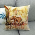 Nahaufnahme des Aquarell-Elefanten-Prints auf beigem Leinenkissenbezug auf grauem Sofa - Tintenspritzer Elefant (12)