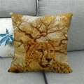 Kissenbezug aus Leinen mit Leopardenmuster auf einem grauen Sofa für die Dekoration - Realistischer Leopard (15)