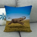 Federa per cuscino in lino con stampa di elefante africano su un divano in tessuto grigio - Elefante che corre nella savana (3)