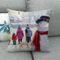 Detailaufnahme von Leinenkissenbezug mit Schneemann und festlicher Weihnachtsszene - Schneemann und Schlitten