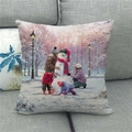 Detaillierte Leinenstruktur des Kissenbezugs mit Winterfamilie und Schneemann-Motiv - Familie beim Schneemannbauen