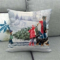 Weihnachtlicher Leinenkissenbezug mit winterlicher Familienszene auf grauem Sofa - Winterfamilie und Hund