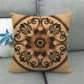 Dettaglio della fodera per cuscino quadrata in lino con motivo mandala bohémien su divano - Stile Mandala Vintage Marrone