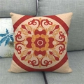 Dettaglio della federa in lino con motivo mandala rosso su divano grigio - Stile Mandala Rosso Arancio