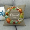 Funda de cojín otoñal con corona Blessed Home y calabazas sobre fondo de madera veteada - Blessed home Guirnalda Calabaza Otoño