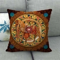 Gros plan sur l'imprimé cheval vintage et les motifs floraux sur housse de coussin en lin - Cheval de Gingembre Vintage avec Motif Floral (3)