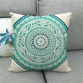 Détail du motif mandala bleu bohème sur la housse de coussin carrée en lin - Motif Mandala Bohème Bleu Cyan (6)