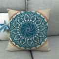 Détail du motif mandala au crochet bleu sur une housse de coussin en lin beige - Style de Crochet Mandala Bleu Paon (7)