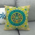 Housse de coussin bohème à motif mandala géométrique sur un canapé gris - Style Géométrique Mandala Cyan Jaune Orange (9)