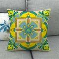 Housse de coussin en lin bohème avec motif mandala géométrique sur un canapé gris - Motif Mandala Contraste Jaune Vert Bleu (8)