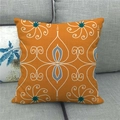 Détail d'une housse de coussin en lin bohème avec motif géométrique orange sur un canapé - Motif Floral Géométrique Abstrait Orange Chaud (11)