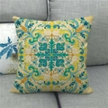 Détail du motif mandala bohème sur une housse de coussin en lin beige sur un canapé gris - Motif Rétro Mandala Curcuma Bleu Cyan (12)