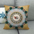 Détail de la housse de coussin jaune bohème avec plumes mandala et imprimé de chevaux - Cheval de Curcuma avec Plumes Style Ethnique (13)
