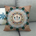 Détail de housse de coussin en lin bohème avec motif de plumes et mandala complexe - Motif Rond Multicouche en Plumes Brun Clair (14)