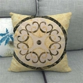 Gros plan du motif mandala bohème sur une taie d'oreiller en lin beige sur un canapé - Motif de Volutes Européennes Beige (15)