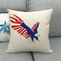 Nahaufnahme von Adler-US-Flaggen-Druck auf Leinen-Kissenbezug auf einem Sofa - Amerikanischer Adler Farbdruck (1)