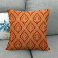 Detail von rotem Kissenbezug mit goldenem Thai-Muster auf einem grauen Sofa-Dekor - 45x45cm / Rot-Goldenes Thai-Muster