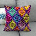 Leinen-Kissenbezug mit bunten geometrischen Rautenmustern auf grauem Stoffsofa - 45x45cm / Bunte konzentrische Rauten