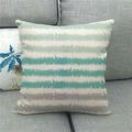Detailaufnahme Kissenbezug aus Leinen mit geometrischem Rautenmuster in Türkis und Beige - 45x45cm / Künstlerische cyanblaue Wasserwellen