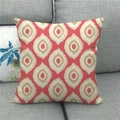 Detail der roten Leinenkissenhülle mit geometrischem Ikat-Muster auf grauem Sofa - 45x45cm / Hellrote Tie-Dye-Konzentrische Kreise