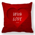Detail van rood kussensloop met hartpatroon en meertalige liefdestekst van perzikhuid - Met Liefde Hart Tekst (4)