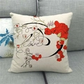 Détail de la housse de coussin en lin avec motif floral rouge et texte Love sur canapé - 45x45cm / Style Pivoine Rouge Love (5)