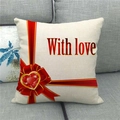 Détail de la taie d'oreiller en lin avec ruban rouge, gemme en cœur et texte With Love - 45x45cm / Style Cœur en Gemme Rouge (6)