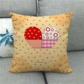 Détail de la housse de coussin carrée en lin avec motif cœur patchwork sur canapé gris - 45x45cm / Style Cœur Patchwork (10)