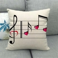 Détail de la housse de coussin en lin avec notes de musique et cœurs rouges sur canapé - Notes de Musique Coeurs Rouges (3)