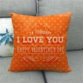 Détail d'une taie d'oreiller en lin orange pour la Saint-Valentin avec motifs cœurs sur canapé - Souhaits de Saint-Valentin Orange (5)
