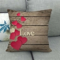 Détail de la taie d'oreiller en lin avec texte Love et cœurs sur fond bois vintage - 45x45cm / Style Love Bois Vintage (14)