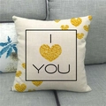 Détail de coussin en lin avec cœurs dorés et texte 'I LOVE YOU' sur un canapé gris - Coeurs Dorés I Love You (9)