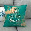 Détail de la housse de coussin en lin avec texte LOVE is in the air sur un canapé - 45x45cm / Style Love Ciel Bleu (17)