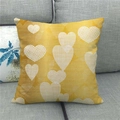 Détail d'une housse de coussin en lin jaune avec motifs de cœurs blancs texturés - Coeurs Blancs Jaunes Géométriques (10)