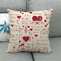 Detail van linnen kussensloop met vintage rode Ik hou van jou tekst in talen - Vintage Meertalig I Love You Stijl (2)
