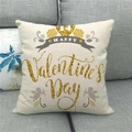 Détail de housse de coussin en lin Saint-Valentin avec texte doré sur un canapé - Cupidon Valentin (13)