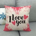 Détail de la housse de coussin en lin avec texte I Love You et coeurs rouges sur canapé - Ligne Rouge Coeur I Love you (18)