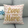 Détail de la housse de coussin en lin avec motif chevron rose et Love YOU More - Love YOU More Doré Chevron Rose Blanc