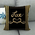 Dettaglio della federa in lino nero con scritta Love dorata e motivo a cuore - Testo d'Arte Love Dorato Sfondo Nero