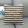 Détail d'une housse de coussin en lin à rayures noires avec imprimé Forever Love doré - Forever Love Or Cursive Rayures Noir Blanc