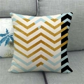 Dettaglio della federa in lino con chevron dorato glitterato e motivi geometrici blu - Gallo Geometrico Colorblock Glitterato